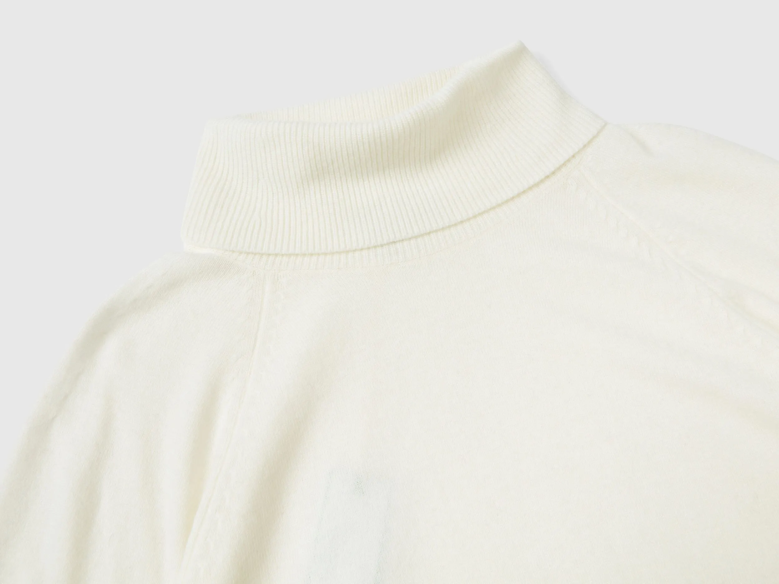 White turtleneck sweater in cashmere and wool blend - Creamy White | Benetton